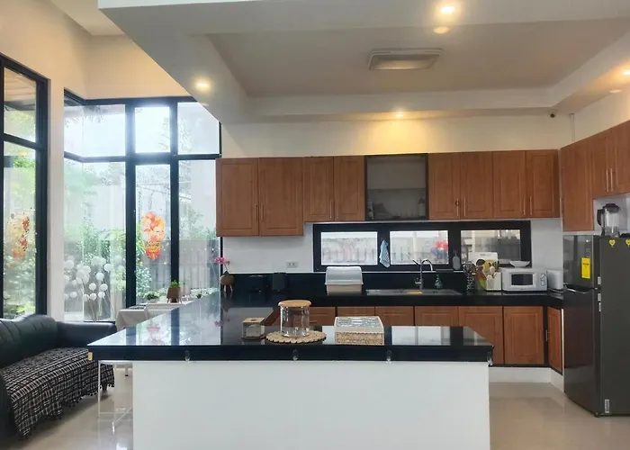 Near T1 Airpor, Garden With 20m Pool Villa, Family & Group Event & Ktv Villa Manila